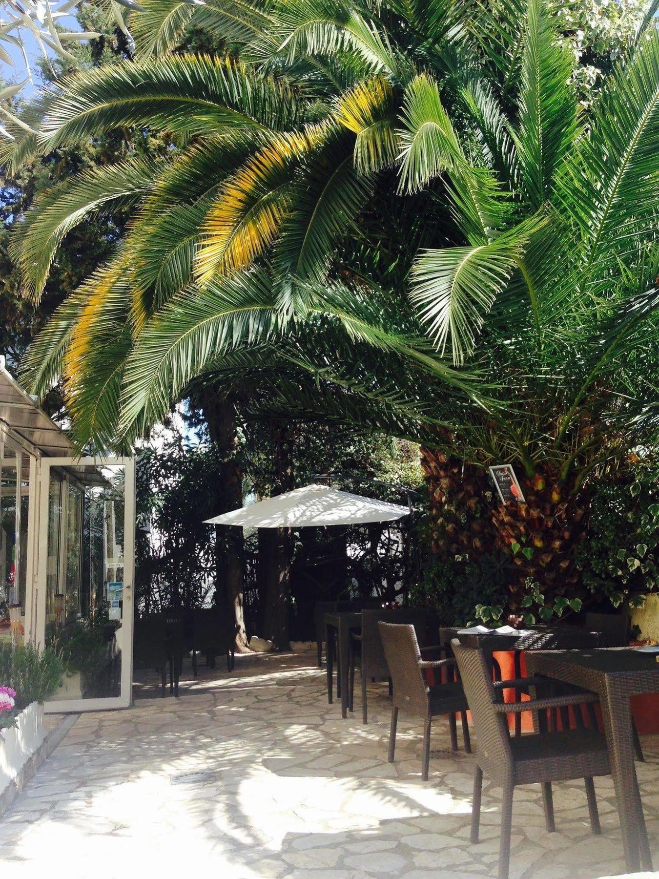 Hôtel Le Petit Castel Antibes Buitenkant foto
